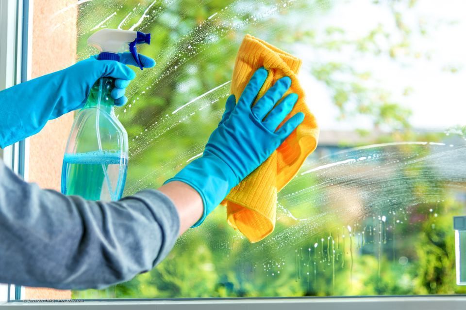 Fensterputzen mit Reinigungsmittel